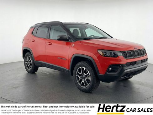 Used 2025 Jeep Compass Trailhawk AWD/4WD image 1
