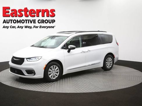 Used 2023 Chrysler Pacifica Limited FWD image 58
