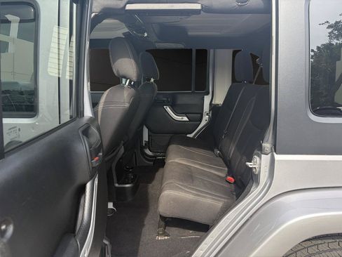 Used 2018 Jeep Wrangler Unlimited Sahara w/ Connectivity Group AWD/4WD image 12