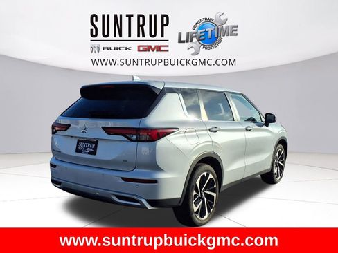 Used 2024 Mitsubishi Outlander SE image 3