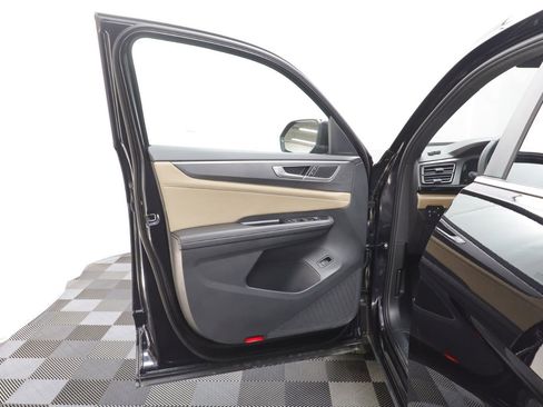 Used 2025 Volkswagen Atlas Cross Sport SE image 5