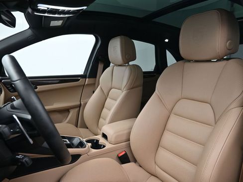 Certified 2026 Porsche Macan image 5