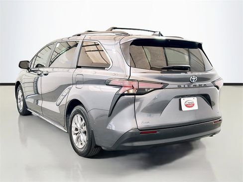 Used 2025 Toyota Sienna XLE image 6