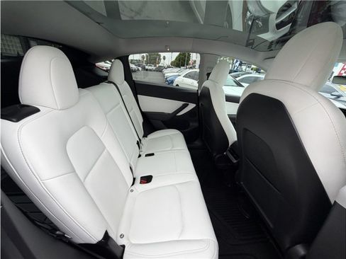 Used 2021 Tesla Model Y Long Range AWD/4WD image 27