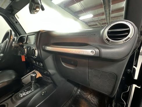 Used 2017 Jeep Wrangler Rubicon w/ Power Convenience Group AWD/4WD image 26