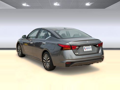 Used 2025 Nissan Altima 2.5 SV FWD image 3