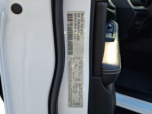 Used 2023 Jeep Grand Cherokee Laredo image 27