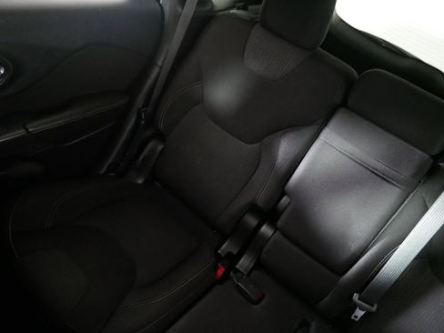 Used 2015 Jeep Cherokee Latitude w/ Comfort/Convenience Group image 12