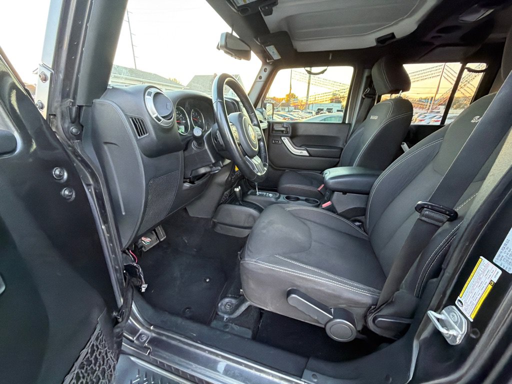 Used 2018 Jeep Wrangler Unlimited Sahara AWD/4WD image 9