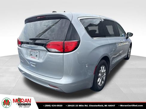 Used 2022 Chrysler Voyager LX FWD image 3