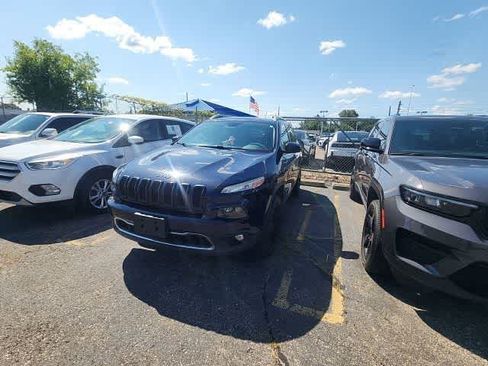 Used 2016 Jeep Cherokee Limited w/ Luxury Group AWD/4WD image 2