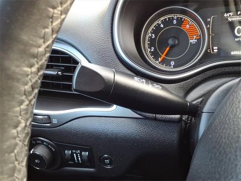 Used 2019 Jeep Cherokee Latitude Plus w/ Comfort/Convenience Group image 24