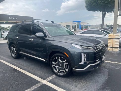 Used 2023 Hyundai Palisade Limited FWD image 2