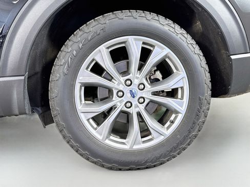 Used 2023 Ford Explorer XLT w/ Equipment Group 202A AWD/4WD image 32