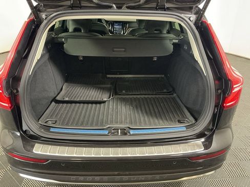 Used 2024 Volvo V60 B5 Cross Country Plus image 31