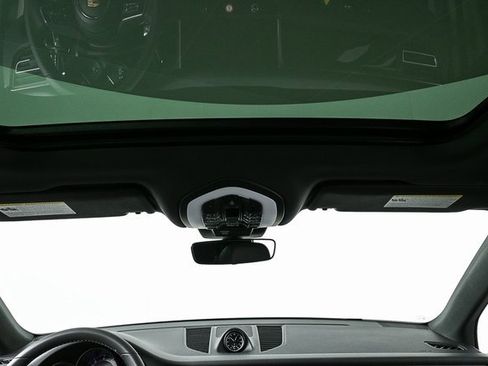 Certified 2025 Porsche Macan image 18