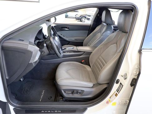 Used 2019 Toyota Avalon Touring FWD image 13
