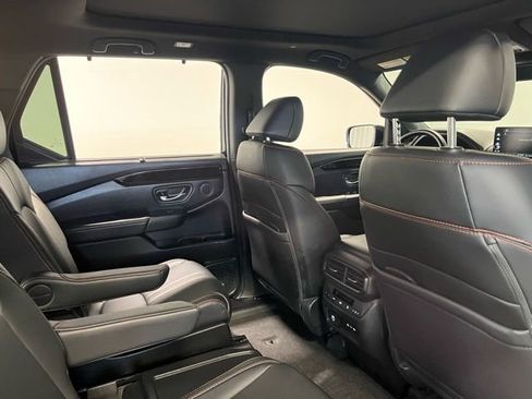 Used 2025 Honda Pilot TrailSport image 15