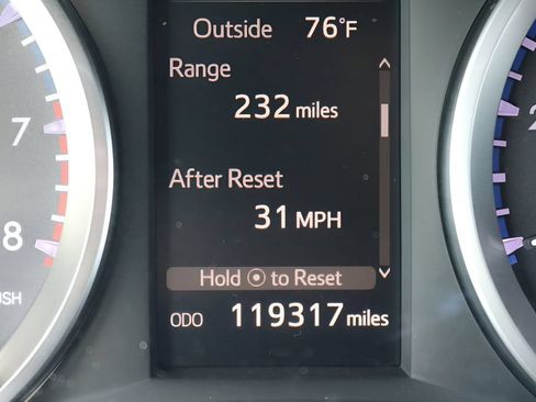 Used 2018 Toyota Highlander Plus FWD image 27