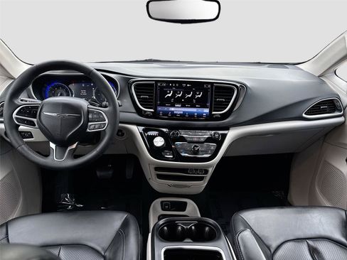 Used 2023 Chrysler Pacifica Touring-L FWD image 22