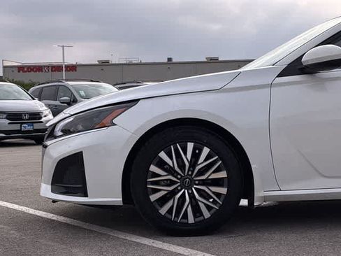 Used 2023 Nissan Altima 2.5 SV FWD image 14