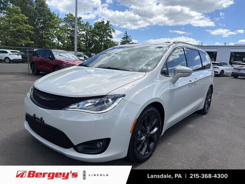 Used 2020 Chrysler Pacifica Limited w/ S Appearance Package FWD image 1
