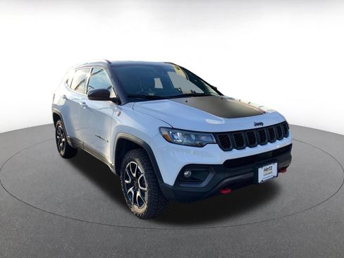 Used 2025 Jeep Compass Trailhawk image 1
