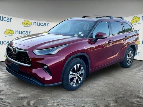 Used 2022 Toyota Highlander XLE AWD/4WD image 3