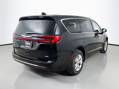 New 2026 Chrysler Pacifica Select image 7