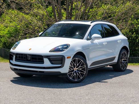Certified 2026 Porsche Macan AWD/4WD image 2