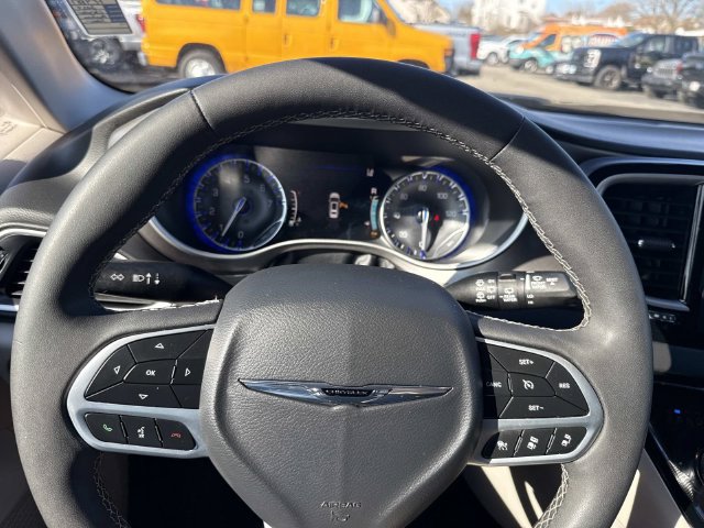 Used 2024 Chrysler Pacifica Touring-L FWD image 26