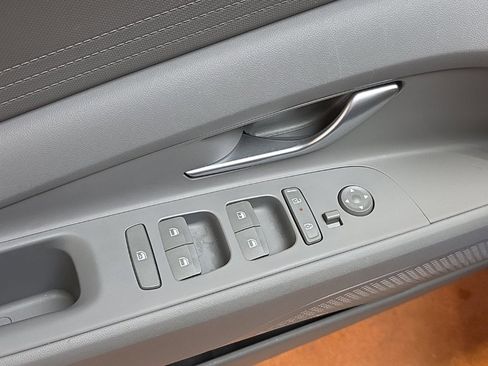 Used 2025 Hyundai Elantra SE image 13