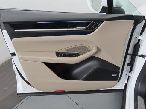 Certified 2025 Porsche Macan 4 Electric AWD/4WD image 35