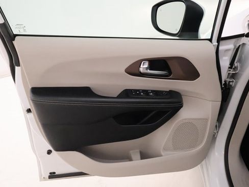 Used 2022 Chrysler Voyager LX image 8