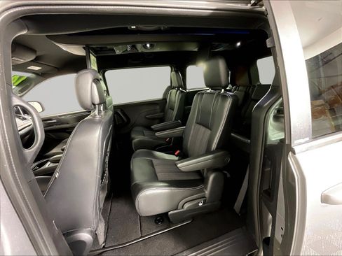 Used 2014 Chrysler Town & Country S FWD image 22
