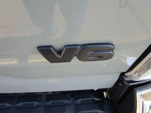 Used 2022 Toyota Tacoma TRD Off-Road AWD/4WD image 17