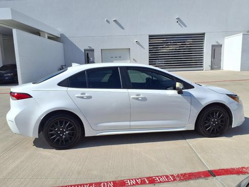 Used 2021 Toyota Corolla LE FWD image 3