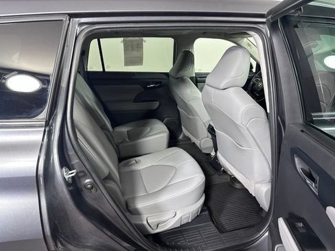 Used 2020 Toyota Highlander XLE AWD/4WD image 12