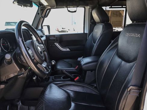 Used 2017 Jeep Wrangler Unlimited Sahara w/ Connectivity Group AWD/4WD image 16