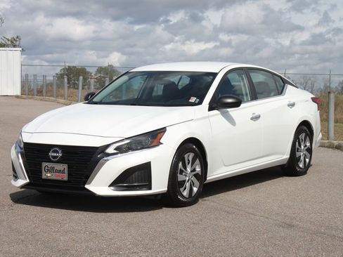 Used 2024 Nissan Altima 2.5 S image 2