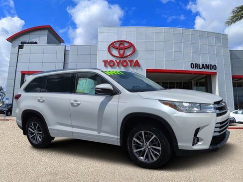 Used 2017 Toyota Highlander XLE AWD/4WD image 1