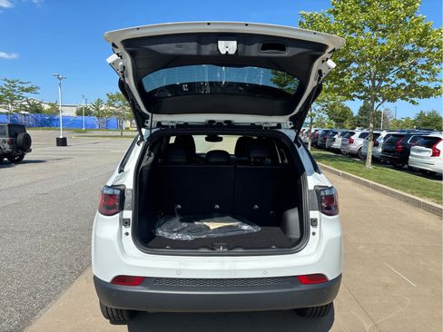 Used 2026 Jeep Compass Limited AWD/4WD image 9