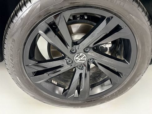 Certified 2024 Volkswagen Tiguan SE R-Line AWD/4WD image 31