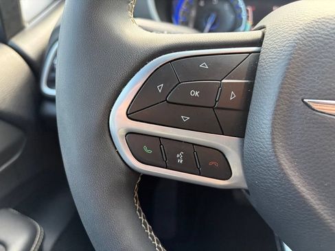 Certified 2025 Chrysler Pacifica Select FWD image 25