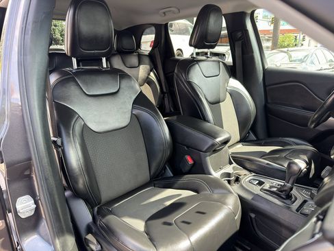 Used 2019 Jeep Cherokee Latitude Plus AWD/4WD image 19