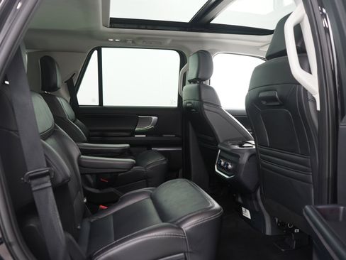 Used 2025 Ford Expedition Platinum AWD/4WD image 17