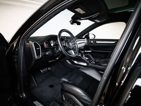 Certified 2023 Porsche Cayenne Turbo AWD/4WD image 4