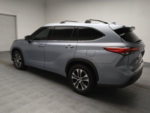 Used 2022 Toyota Highlander XLE FWD image 3
