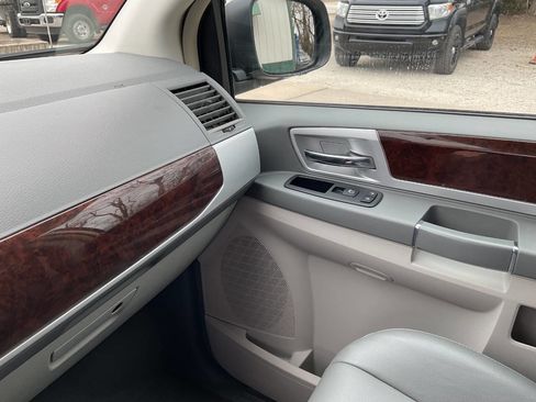 Used 2010 Chrysler Town & Country Touring image 7