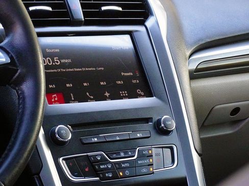 Used 2018 Ford Fusion SE w/ Fusion SE Technology Package FWD image 49